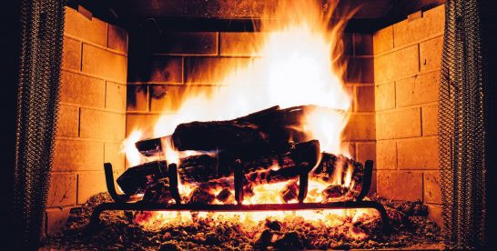 3 objets à ne jamais brûler dans un chauffage au bois