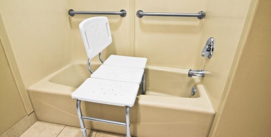 Salle de bain PMR : comment l’aménager efficacement ?