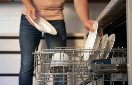 Eau dure ou eau douce : quelle différence pour la vaisselle et le linge ?