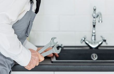 Installer un adoucisseur d’eau : faire soi-même ou faire appel à un professionnel ?