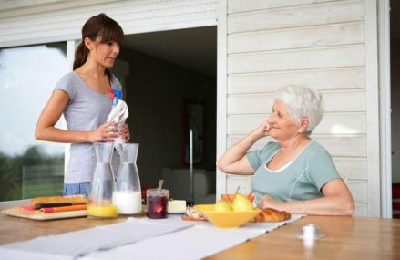 Les meilleures solutions d’accompagnement pour les personnes âgées à domicile