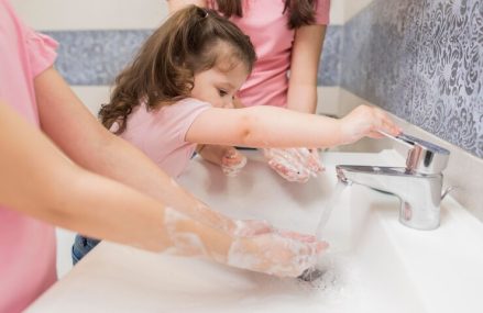 L’impact de l’eau adoucie sur la peau et les cheveux